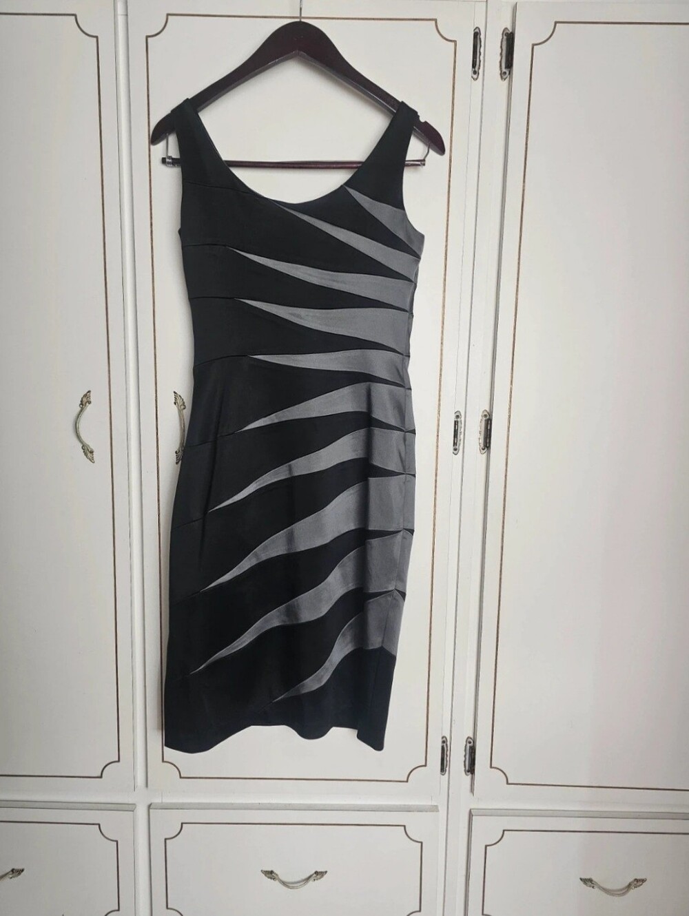 Jax Black and Gray Wave-Panel Sleeveless Sheath Dress
